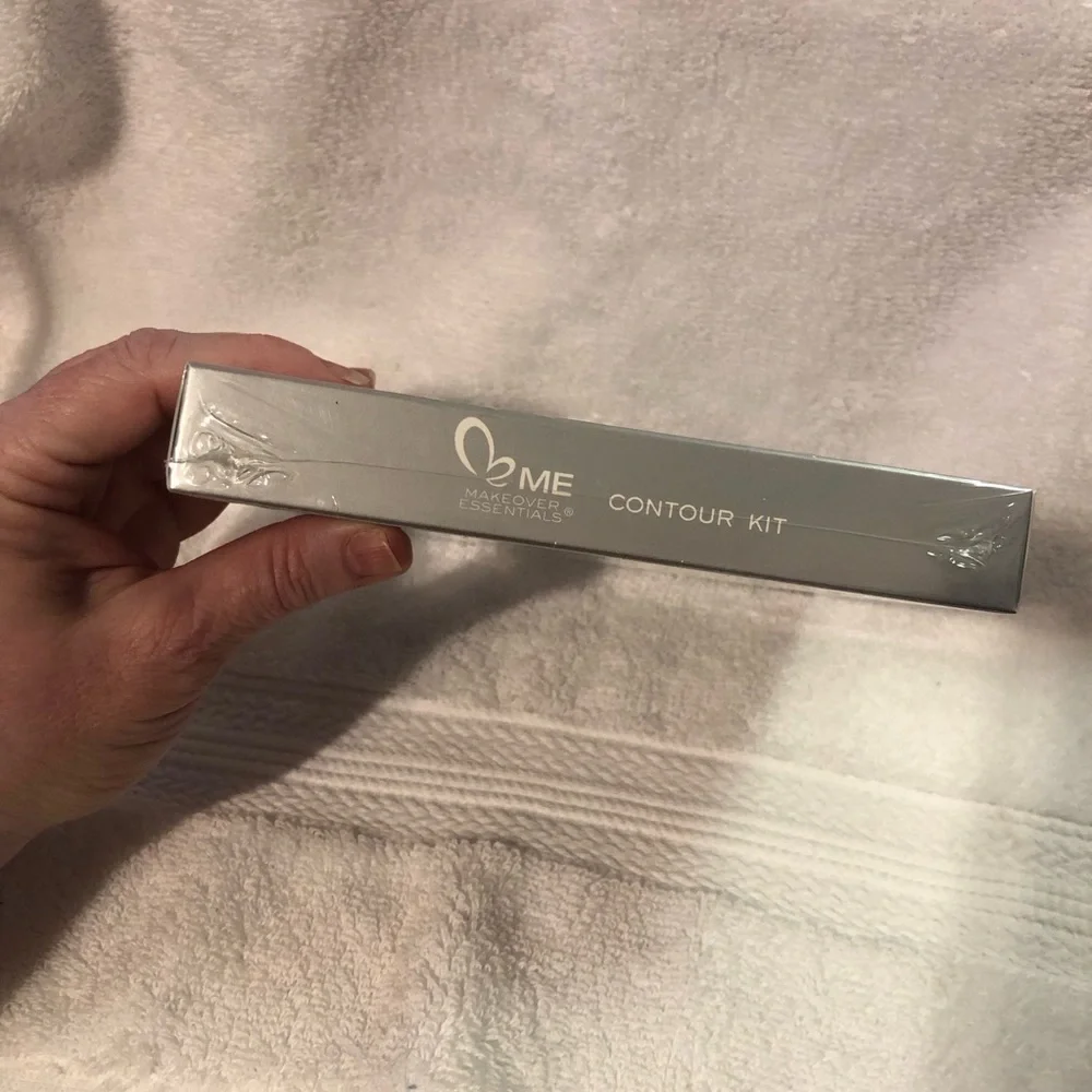 ME Makeover Essentials contour kit unopened